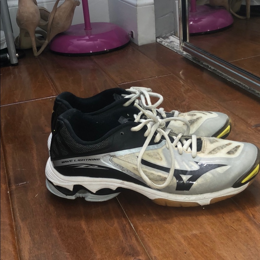 Mizuno volleyball shoes